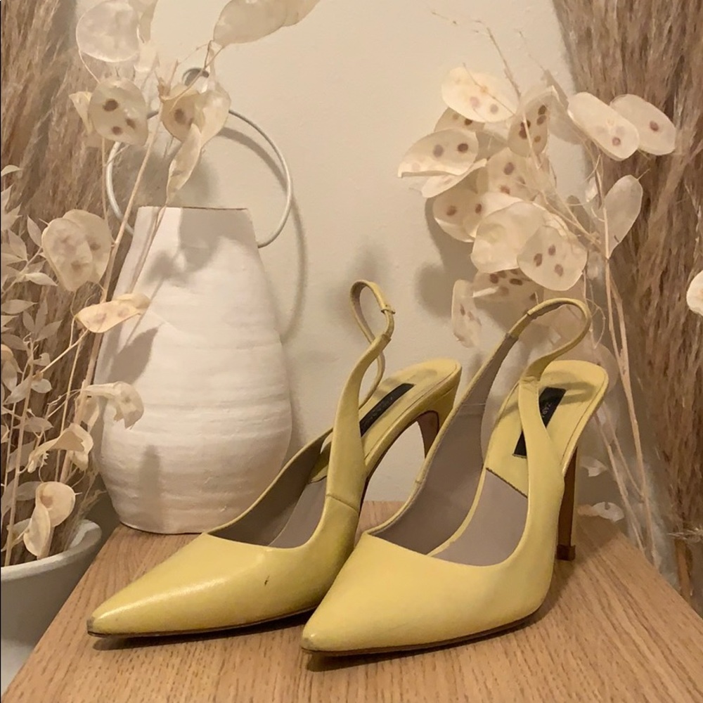 Yellow strap pump